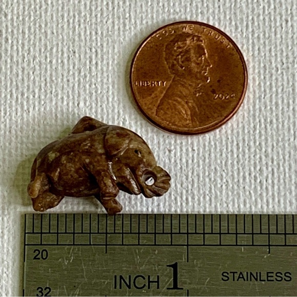 Antique Red Chinese Soapstone Mini Hand Carved Elephant Pendant Figurine 3/4" 3g - Picture 12 of 16